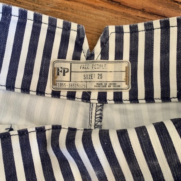 NWOT. Free People Blue and White Stripe Cuffed Side Zip Mariner Shorts. Size 25. - Picture 6 of 7